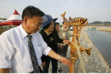 양양 연어조각상 설치 눈길