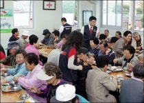 경남은행, 무료급식소에 ‘사랑의 특식’ 제공