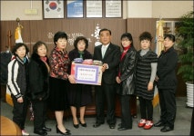 야음시장 상인들, 털목도리 400개 전달