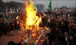 <포토>불길 속으로 뛰어들려는 농민들