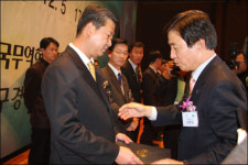 “무역역군 여러분 수고하셨습니다”