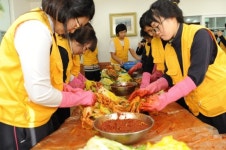 광주 동명고, 학교에서 재배한 배추로 김장 담궈 독거노인에게 전달