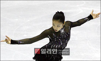 ‘아!러츠’ 김연아, 아사다 마오에 0.56점차 1위