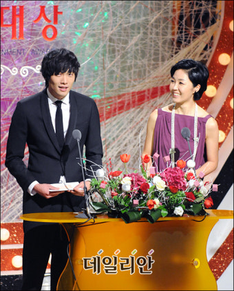 백지영실수, <KBS 연예대상> 축하공연서 웃음보