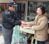철원소방서, 직원들 성금모아 불우이웃에게 전달