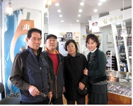 돋보기로 ´환한 세상을´