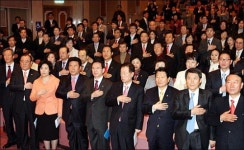 정권출범 1년 시름 잊고 풍류나 한마당?