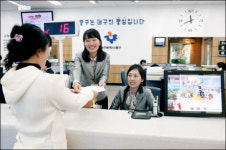 대구 중구청, 화사한 민원복으로 봄단장