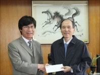 김동구 변호사, 경남대에 발전기금 전달