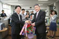 모교찾은 포항시장의 사자성어는 ´교학상장´