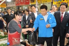 김용서 수원시장, 전통시장 찾아 지역 상인 격려