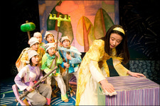 나이를 잊은 연극 <백설공주를 사랑한 난장이>