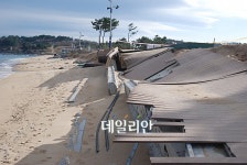 너울성파도에 맥못추는 속초 ´해안옹벽(?)´