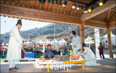 인제군 방태산엔 고로쇠축제가 한창이드래요
