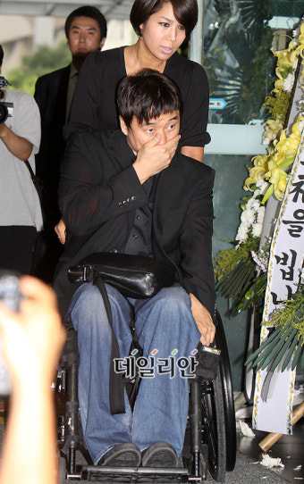 강원래, 휠체어 탄 채 부인과 고 박용하 조문 ´참기 힘든 눈물´