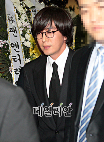 [포토]배용준, 자정 넘어 고 박용하 빈소 조문 ´침울´