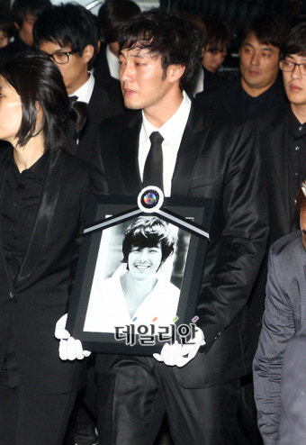 [포토]´고 박용하 발인´ 소지섭, 눈물 통곡의 고별 인사
