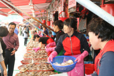 소래포구는 한창 축제 중
