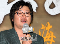 [포토]´황해´ 김윤석 족발 액션 해보니 그립감 최고