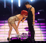 [포토]박진영, 여댄서와 은밀한 댄스로 19금 소통