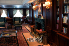 [크루즈 여행]고품격 도서관 ´크루즈서 풍기는 책의 향기´