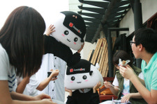 오니기리와이규동, 대학 동아리에 무료 식사 배달