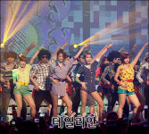 [드라마 어워즈]티아라, 복고풍 축하무대 장식 ´눈길´