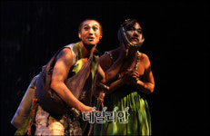 [됴화만발]상상력 자극하는 독특한 연극