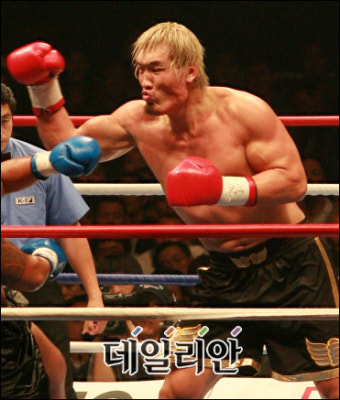 최홍만 폭행혐의, 여성손님에게 ‘핵꿀밤’ 경찰조사