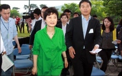 6년만에 연찬회행 박근혜, 현안엔 침묵