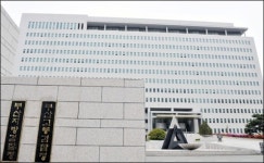 "女검사, 변호사와 부적절한 관계"…벤츠·명품 받아 논란