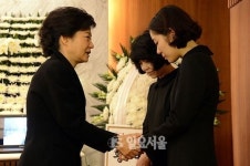 김우동 홍보팀장 유가족 위로하는 박근혜 후보