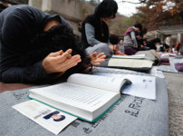 어김없이 찾아온 ‘수능의 계절’…간절함 가득 쥔 모성의 염원