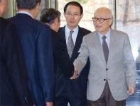 때가 온 걸까? 골프채 놓고 김우중 돌아오다