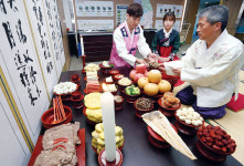 [이진아의 음식인류학] 음식의 샤머니즘...신과의 관계를 이어주는 매개체