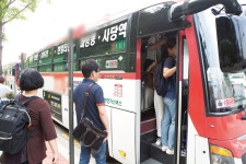 ‘만원 광역버스’ 앉으나 서나 불안불안