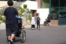 “우리 동네에  특수학교는 안 돼”