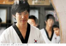 <로니를 찾아서> 유준상, 열혈 태권도 사범으로 변신해 눈길