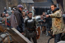 [알고 보면 더 재밌다] <스노우 화이트 앤 더 헌츠맨> 깃털 망토 제작비가 무려