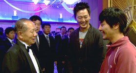 [리뷰] <슈퍼스타> 입봉 못한 감독과 조폭 전문 배우, 우정의 앙상블
