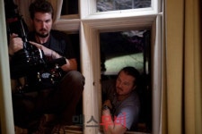 인터뷰 ㅣ 고전하는 호러의 고전을 되살린 자, <유아 넥스트> 애덤 윈가드 감독