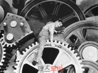 맥스리뷰 | <모던 타임즈> 고단한 미생을 위한 응원가