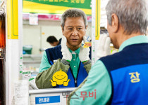 보자마자 리뷰 | <장수상회> 강제규가 작정하고 울리는 노년 로맨스