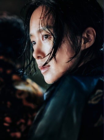 전도연,  신작  '리볼버' 강렬한 카리스마로 컴백