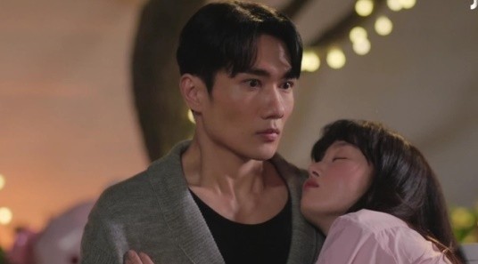 놀아주는 여자 엄태구와 한선화, 애틋한 로맨스 향후 결말 기대됨