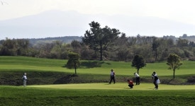 한라산이 보이는 경기장 아래서