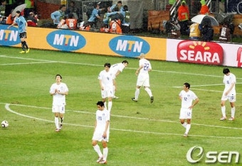 한국, 8강 좌절···우루과이에게 2-1 패배