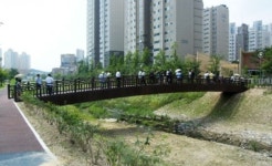 대전 반석천 천연목재로 보도교 완공, 주민 호응 좋아