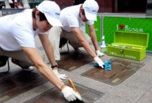 롯데百 부산4개점, 남포동 PIFF 거리 핸드프린팅 조형물 청소