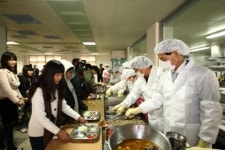 경기도의회 한나라당 의원들, 학교급식 봉사 실시